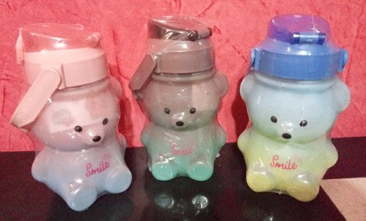 TERMO BOTELLA OSO DE PLASTICO DE 950 MLS. (4 COLORES)